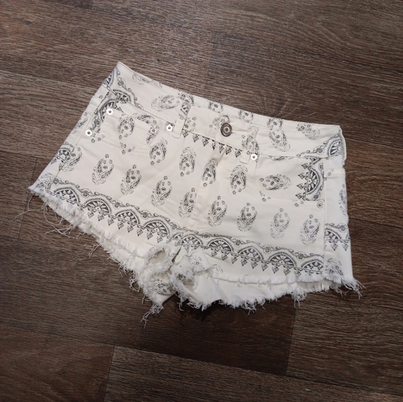 American Eagle Outfitters White and Black Patterned Jean Shorts - Picture 2 of 5